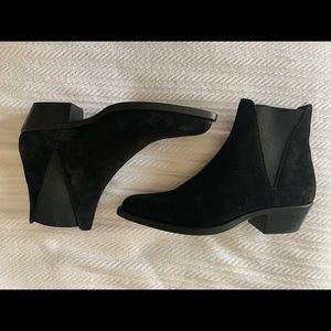 Yves Saint Laurent Dakota Chelsea Boots